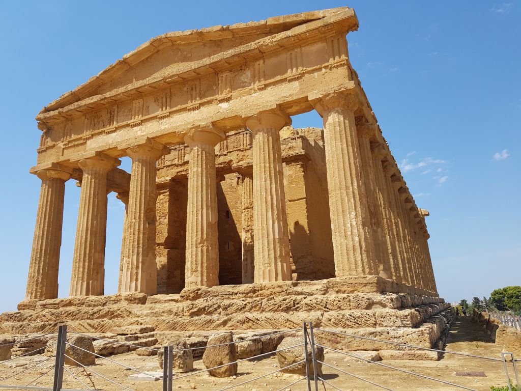 Tempio della Concordia nella Valle dei Templi, Agrigento, esempio di architettura greca antica in Sicilia.