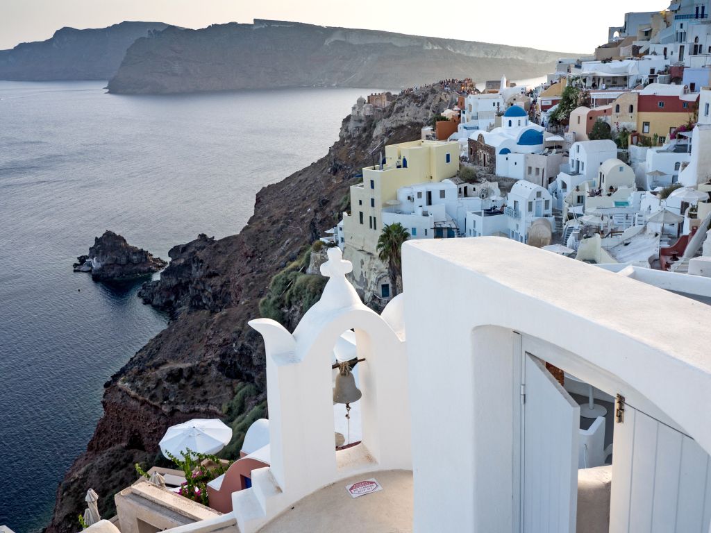 Vista delle case bianche su scogliere con il mare in lontananza, Santorini, Grecia.