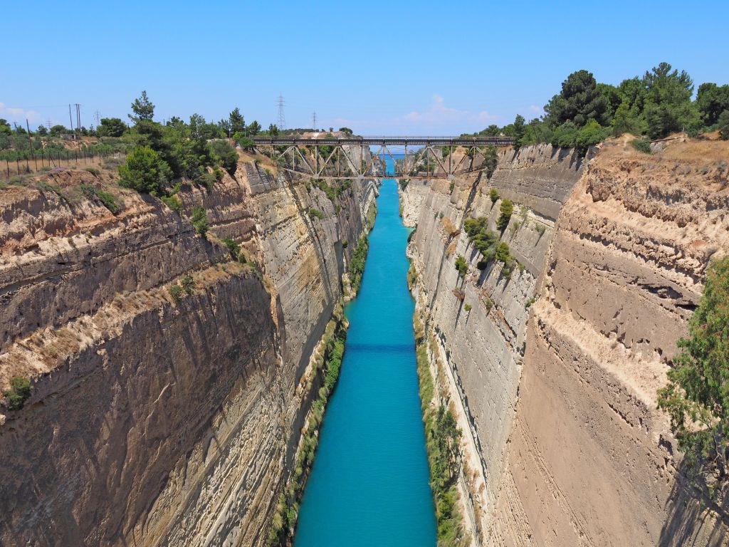 Canale di Corinto con vista sulle pareti rocciose verticali e l’acqua turchese.