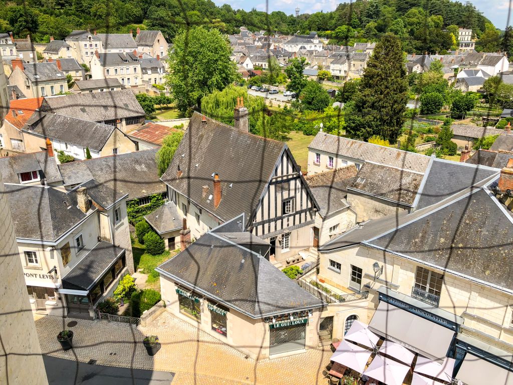 Panoramablick auf ein traditionelles Dorf mit Steinhäusern in Loches, Frankreich.