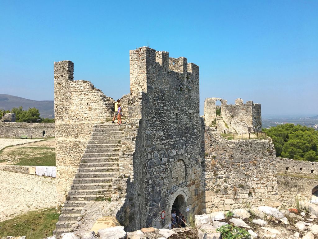 Rovine del castello di Butrinto, Albania, con mura in pietra antica e paesaggio circostante.