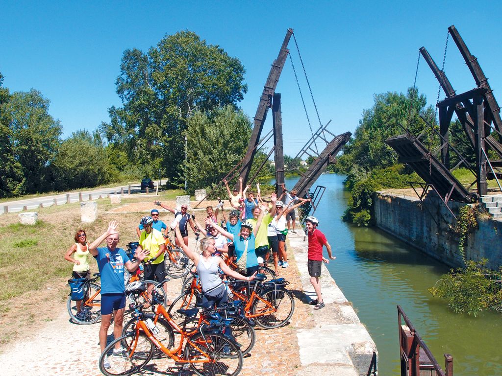 Eine Gruppe von Radfahrern, die mit "Girolibero" unterwegs waren, versammelte sich in der Nähe einer Zugbrücke am Canal de Garonne, Frankreich