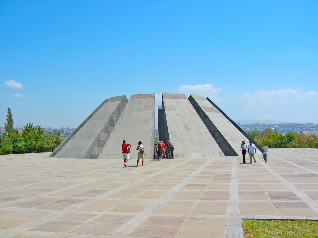 Memoriale del genocidio armeno con struttura monumentale a Yerevan.
