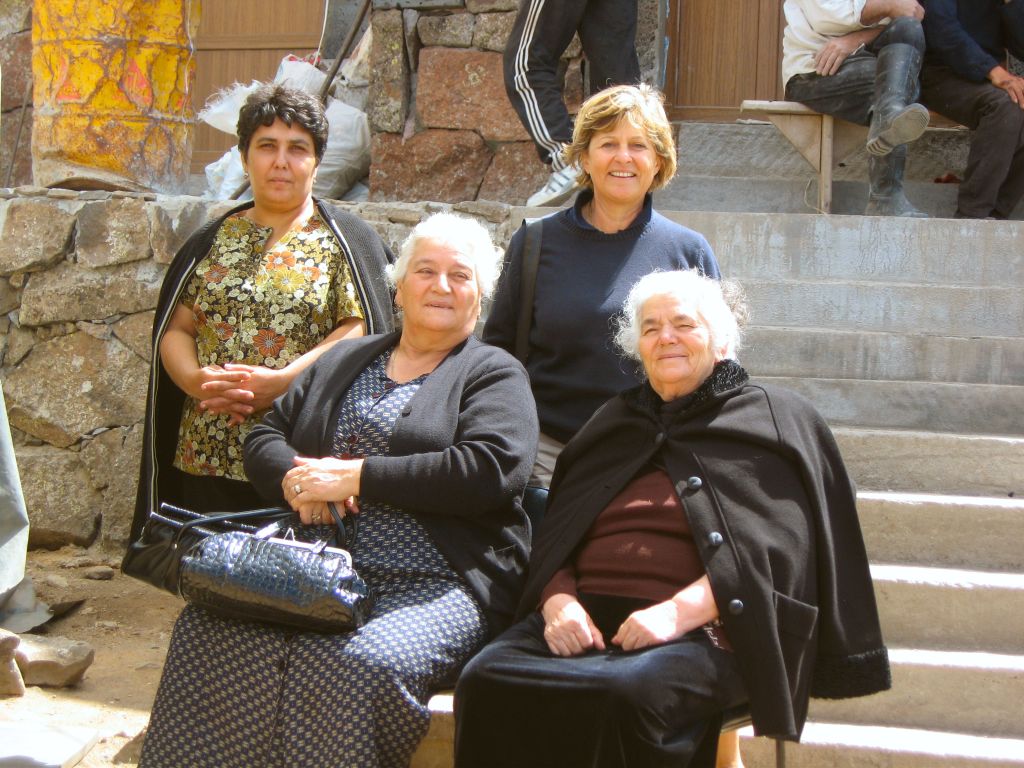 Anziane signore armene in abiti tradizionali sedute a conversare