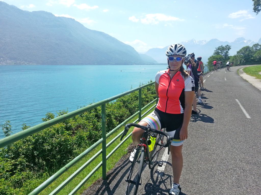 Ciclista su una pista panoramica lungo il Lago di Ginevra con vista sulle montagne.