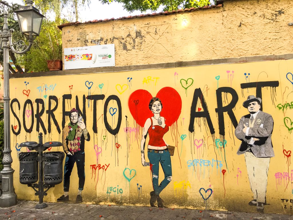 Murale "Sorrento Art" in un vicolo di Sorrento, Italia.