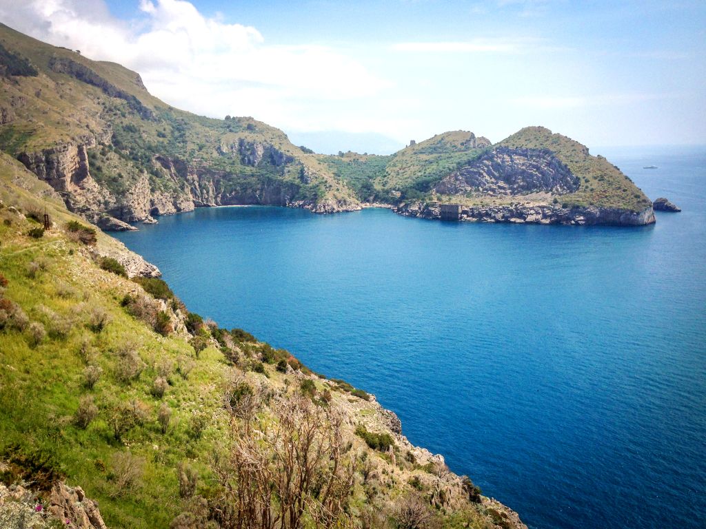 Veduta della costa con scogliere e mare limpido, Sorrento.