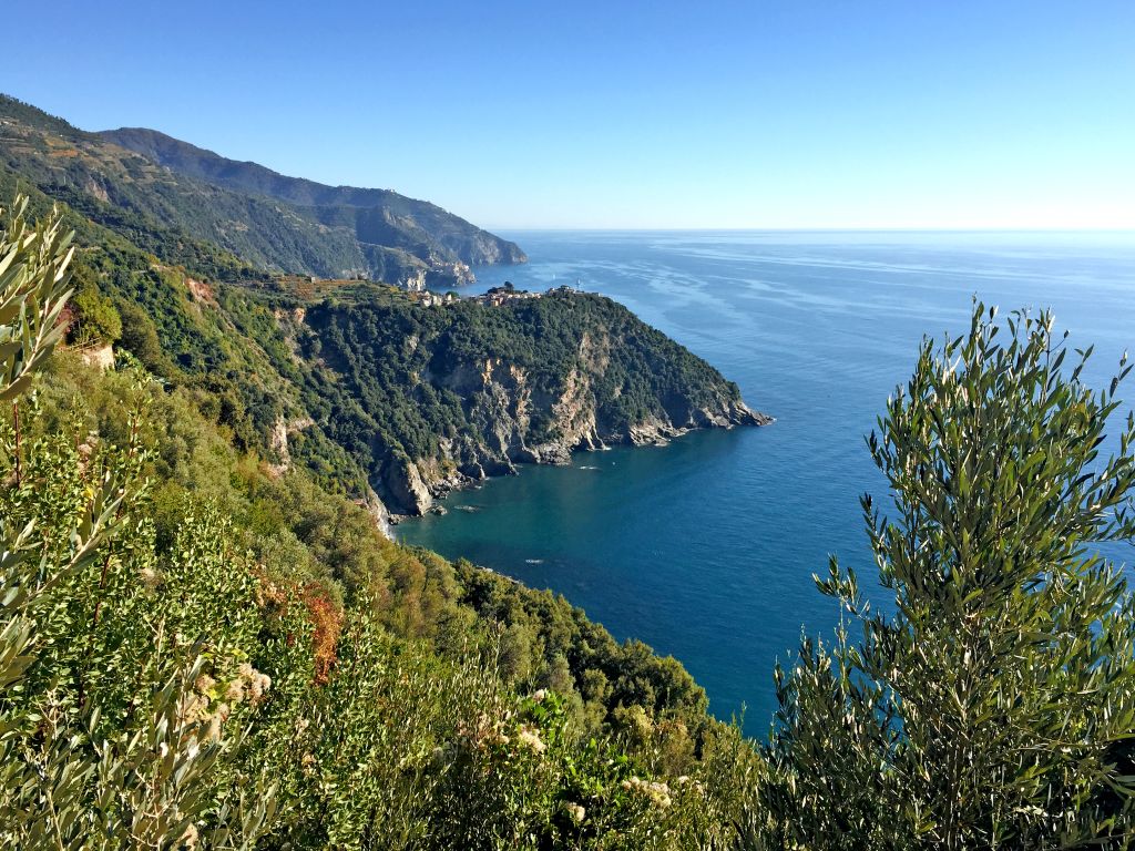 Vista panoramica sul mare e sulle scogliere, Cinque Terre, Italia