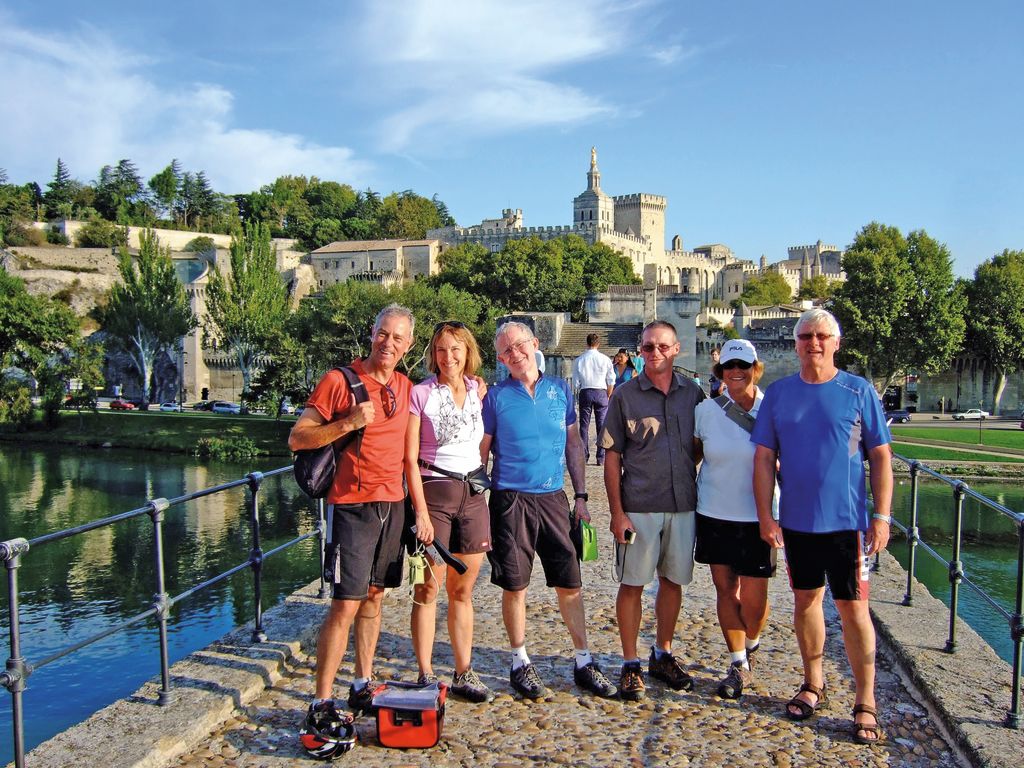 Gruppo di ciclisti in posa sul ponte di Avignone, Provenza, Francia, vacanze in gruppo in bicicletta organizzate