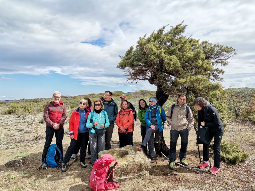 Gruppo di escursionisti con vista panoramica sulla costa, trekking Costa degli Etruschi, Toscana.