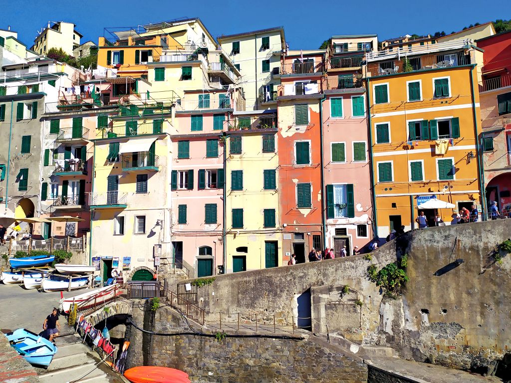 Case colorate di Riomaggiore lungo la costa, Cinque Terre, Italia