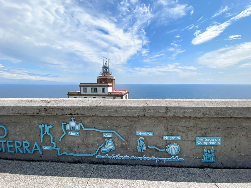 Scorcio sull'Oceano con il faro di Finisterre, Galizia