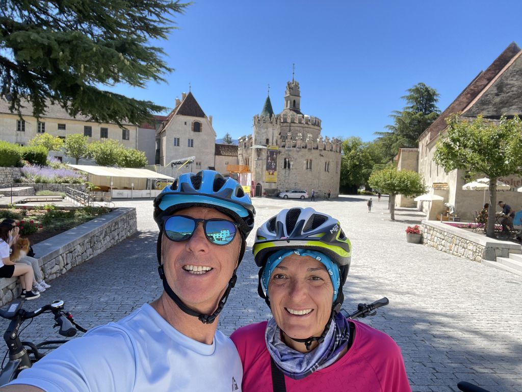 Coppia di ciclisti in viaggio con "Girolibero" fa un selfie davanti a una villa veneta, vacanze in bici sulla ciclabile dell'Adige