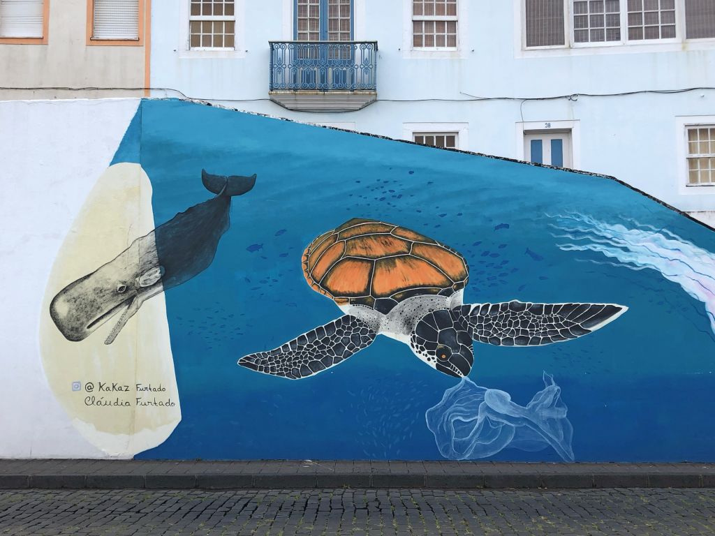 Murale di una balena su facciata di un edificio, Azzorre, Portogallo.