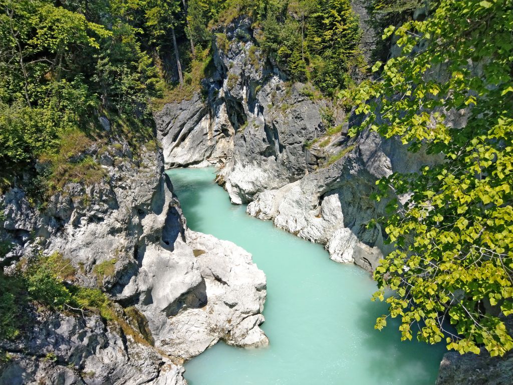 Fiume azzurro che scorre tra rocce in una gola alpina, Tirolo, Austria