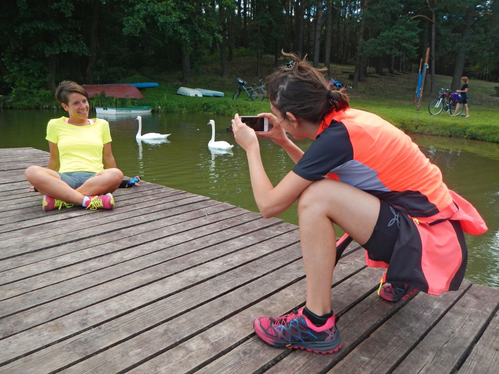 Amici in viaggio si scattano una foto su un pontile in legno sul Lago Masuri, Polonia.