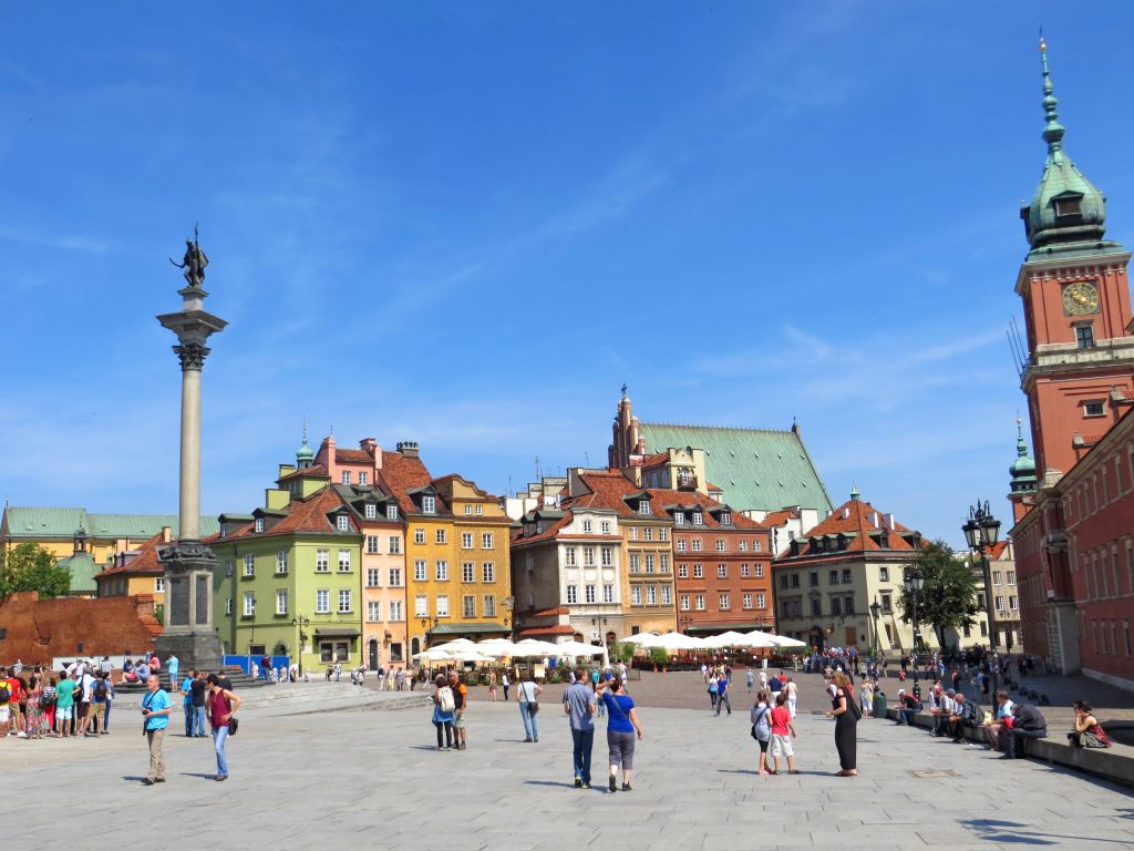 Piazza di Varsavia, Polonia, con il Castello Reale e la Colonna di Sigismondo, popolare punto di partenza per i tour verso i Laghi Masuri.