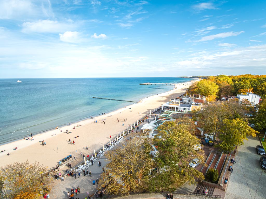 Spiaggia affollata lungo la costa baltica, Polonia, in una giornata di sole.