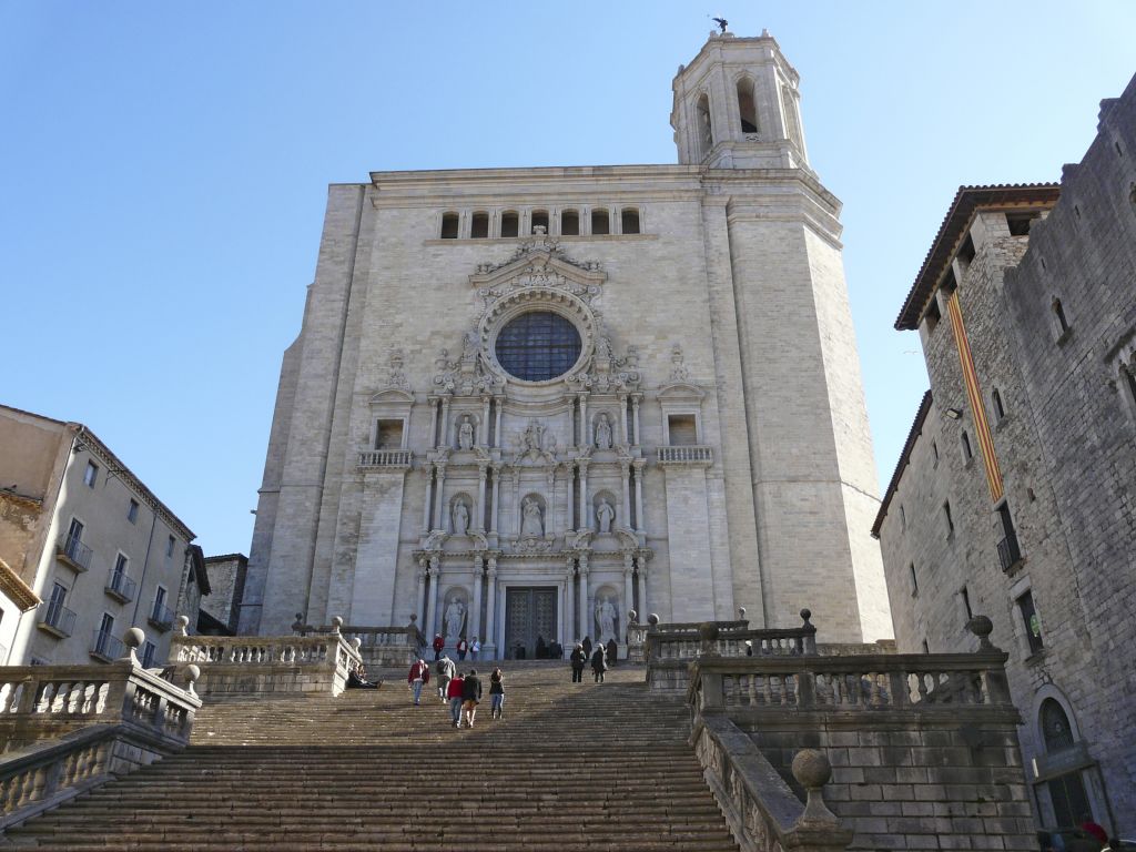 Facciata della cattedrale di Girona, Catalogna, Spagna, con turisti sui gradini principali.