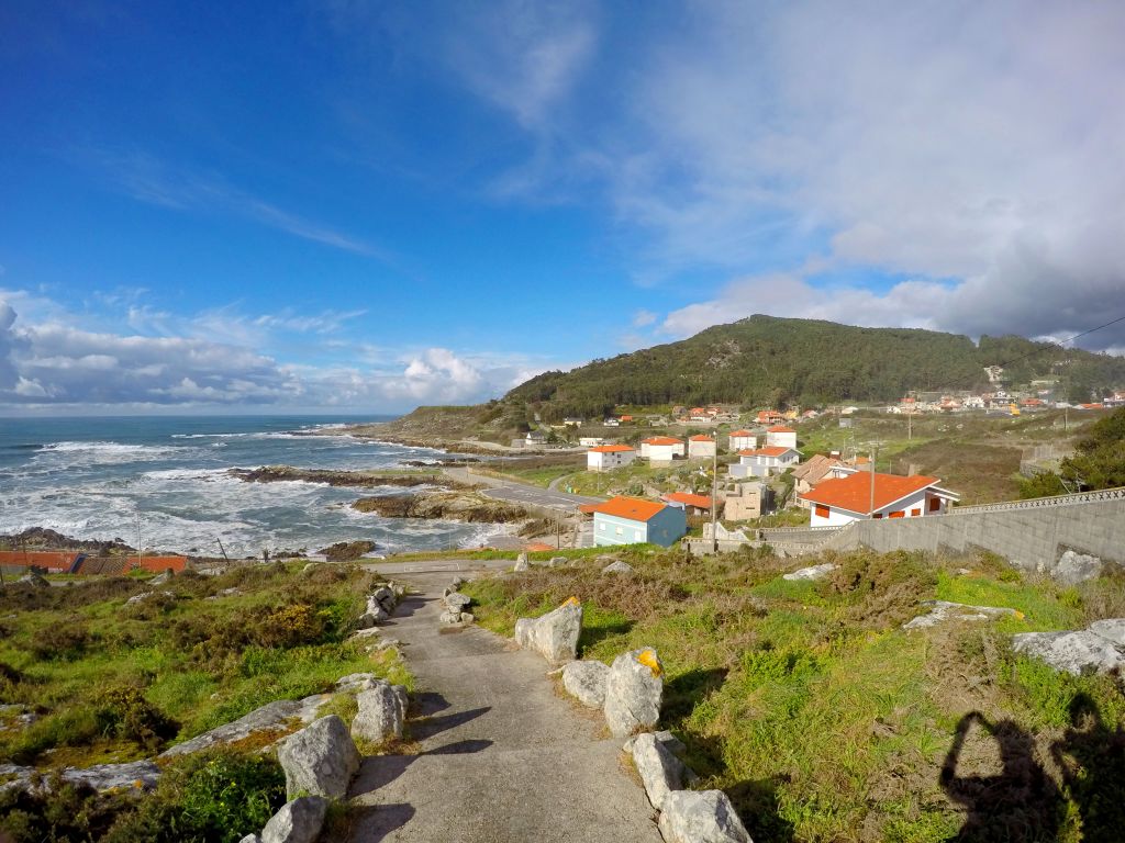 Percorso su paesaggio costiero con colline verdi sull'Oceano in Galizia