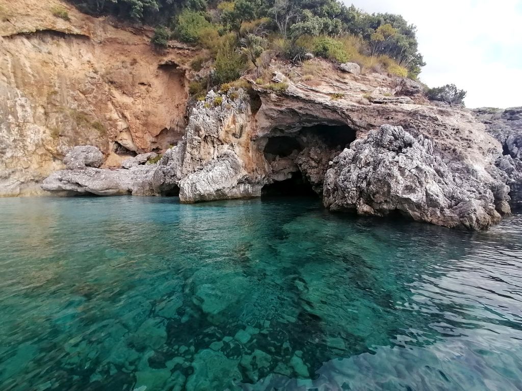 Piccola cala con rocce e acque color smeraldo