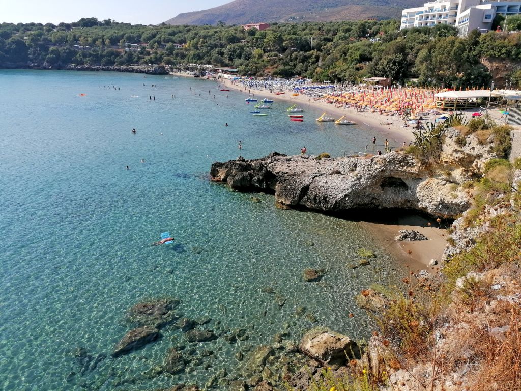 Baia con acque limpide e piccola spiaggia di ciottoli, Cilento.