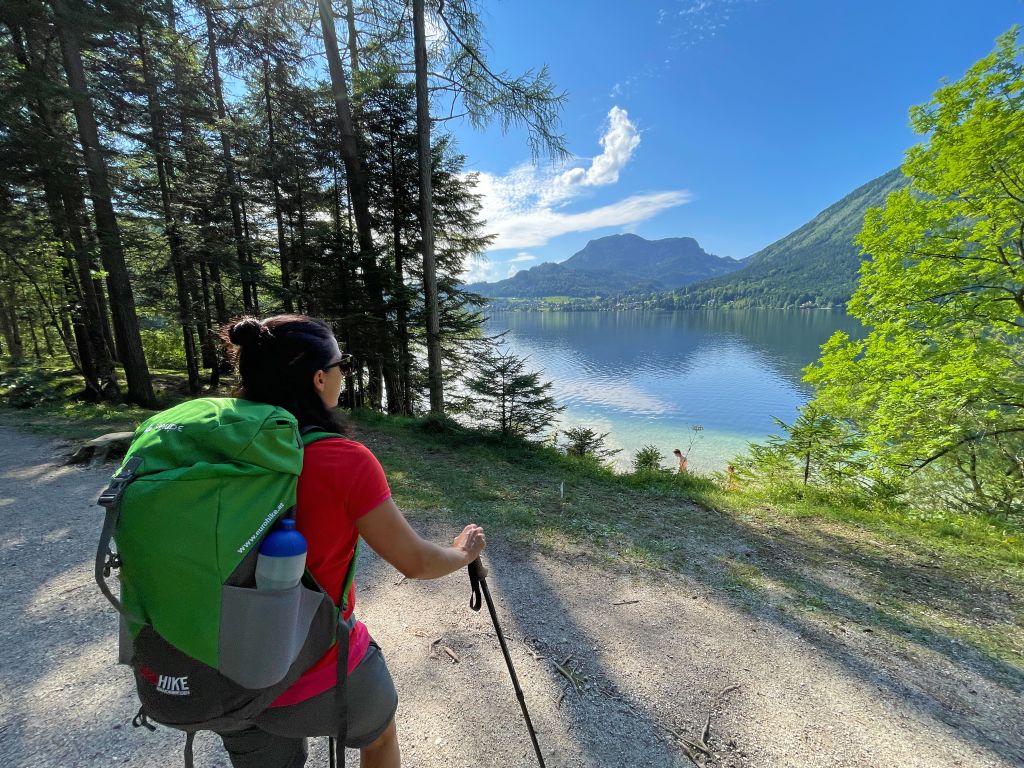 Escursionista su un sentiero di montagna con vista panoramica sulle valli del Salzkammergut, Austria