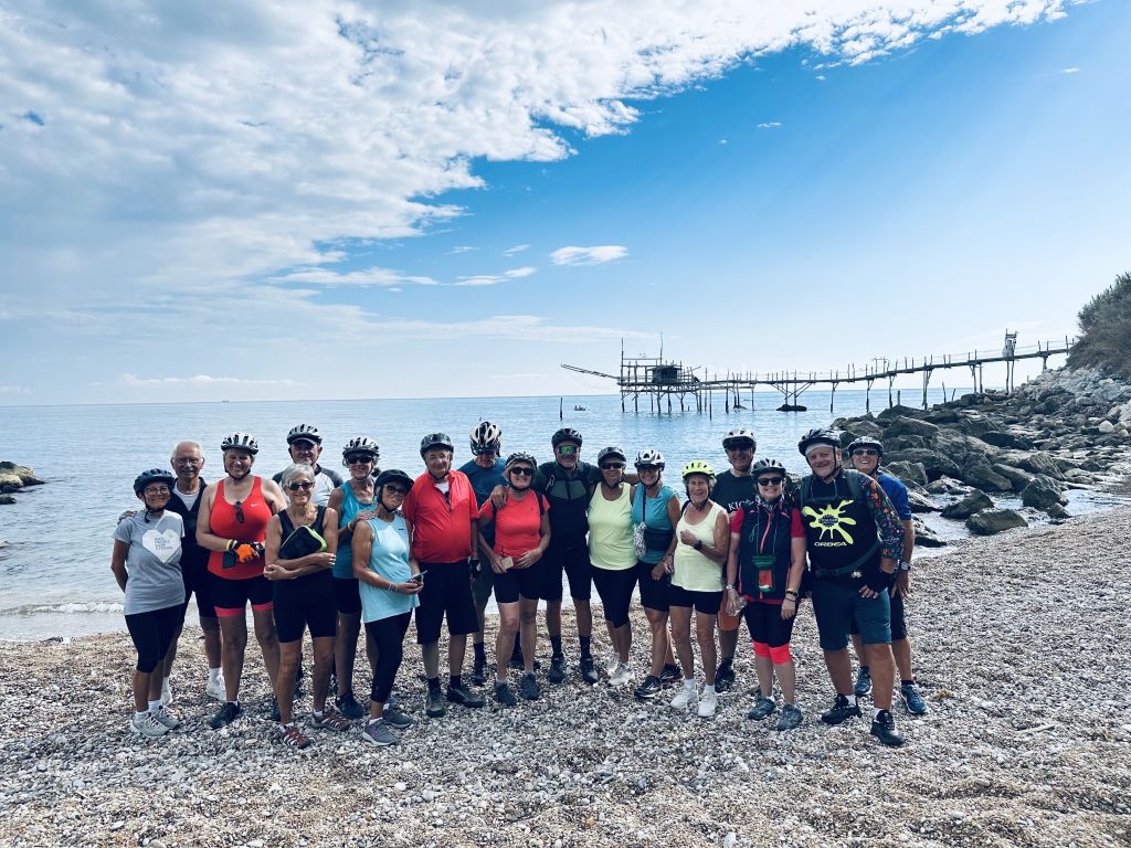 Gruppo in viaggio con "Girolibero" fa una foto in riva all'Adriatico, viaggi in bici in gruppo, Abruzzo