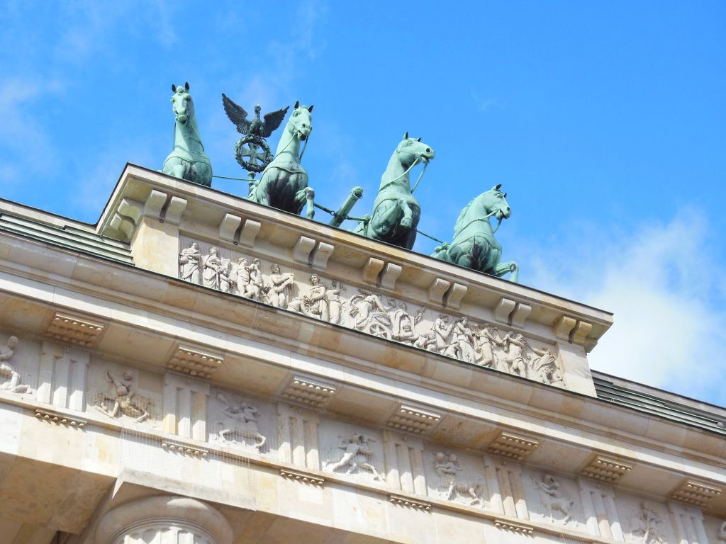 La Porta di Brandeburgo, iconico monumento di Berlino, con cielo azzurro.
