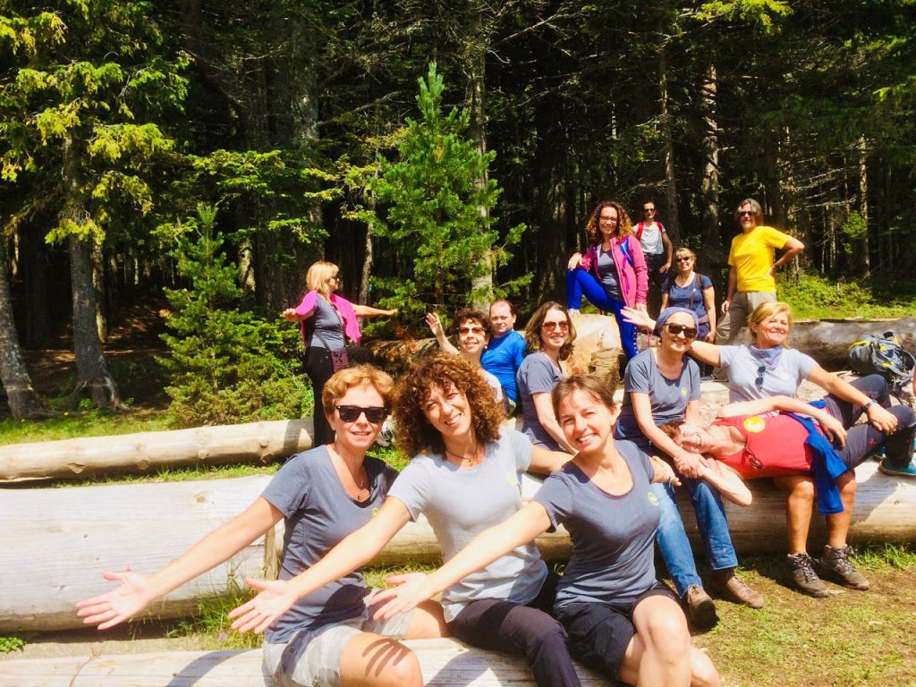 Gruppo di escursionisti che si riposa in una radura boschiva, vacanze "Girolibero", trekking in gruppo Montenegro