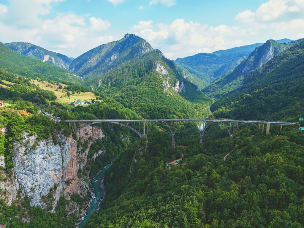 Ponte che attraversa una valle verde tra montagne, Montenegro