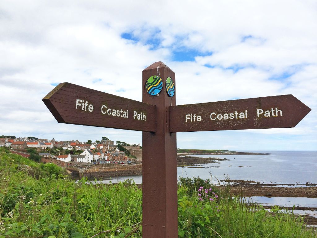 Cartello del Fife Coastal Path che indica le direzioni per St Andrews e Forth.