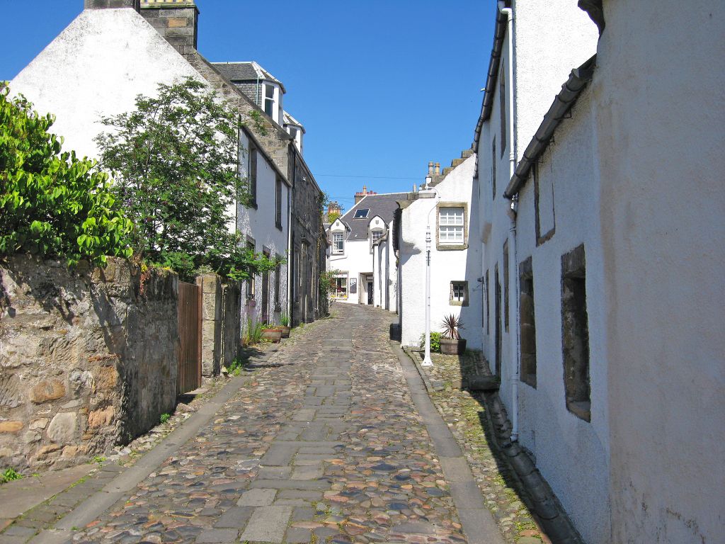 Stretto vicolo con case in pietra in un villaggio costiero lungo il Fife Coastal Path