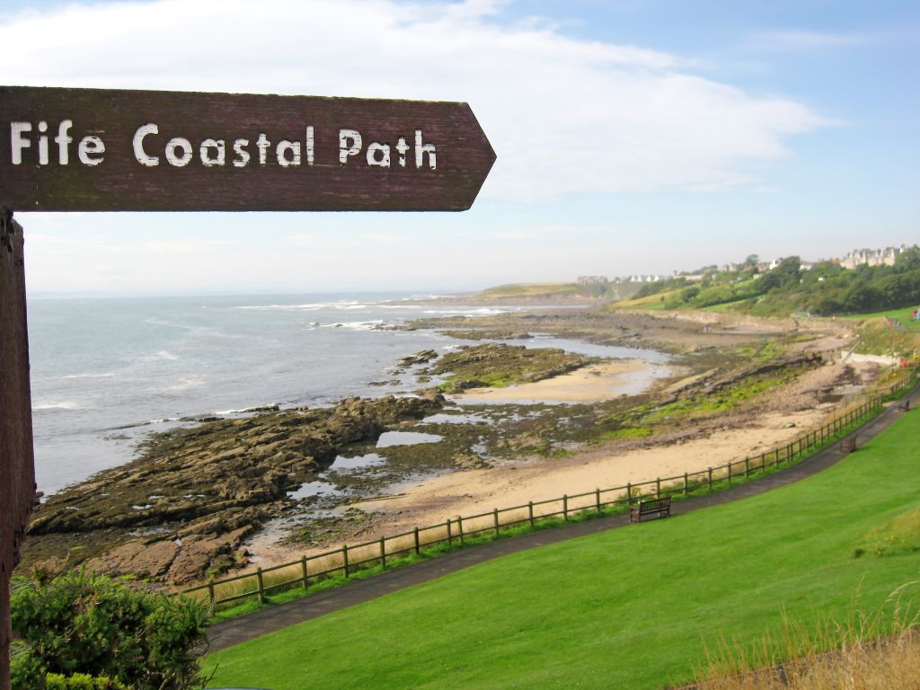Segnaletica del Fife Coastal Path lungo la costa scozzese