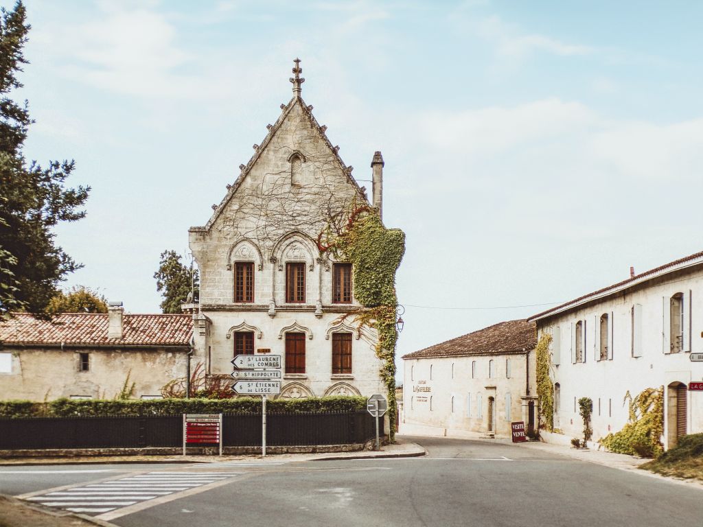 Villaggio rurale con edifici tipici nella regione del Bordeaux