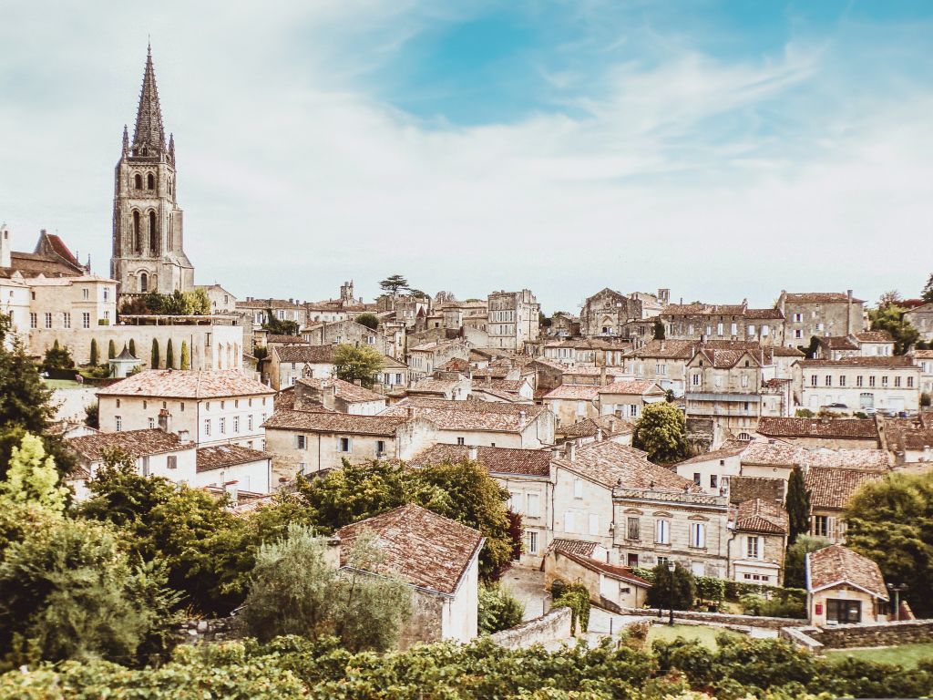 Veduta panoramica della città medievale di Saint-Émilion, nel cuore della regione vinicola di Bordeaux.