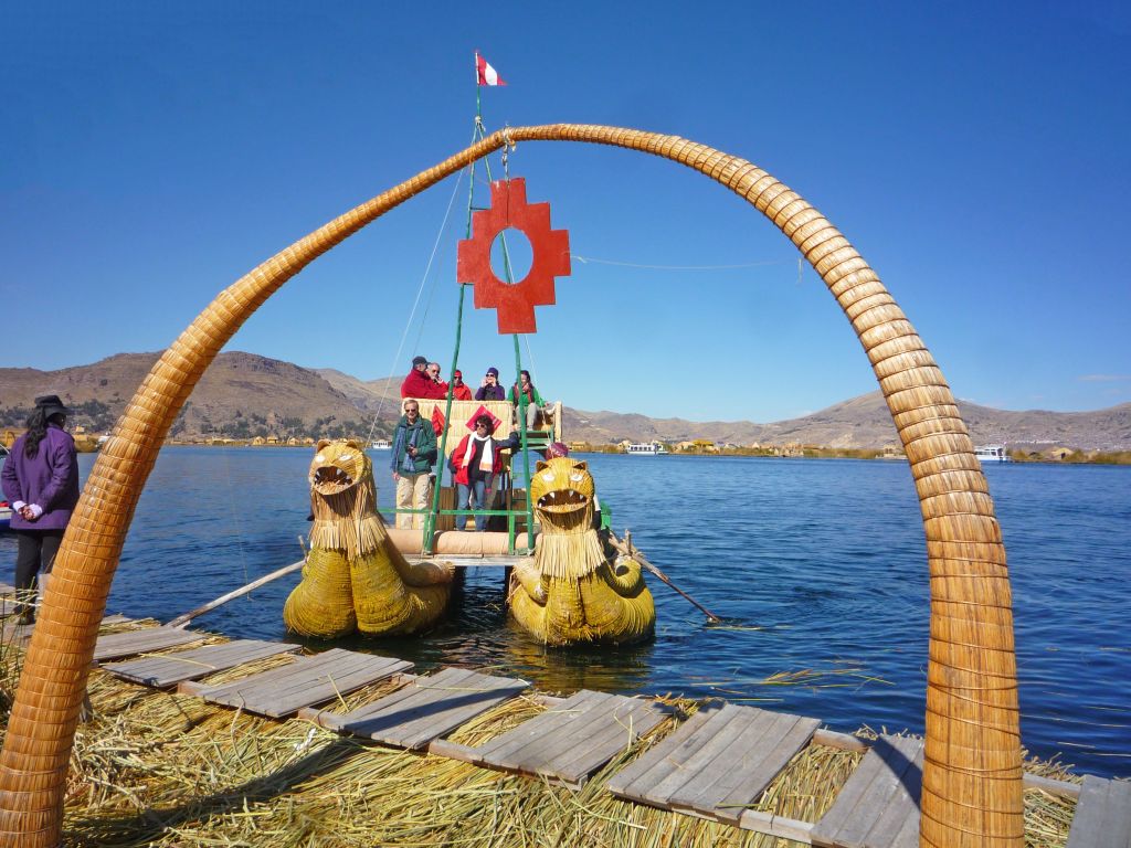 Imbarcazione tradizionale vicino alla riva del lago