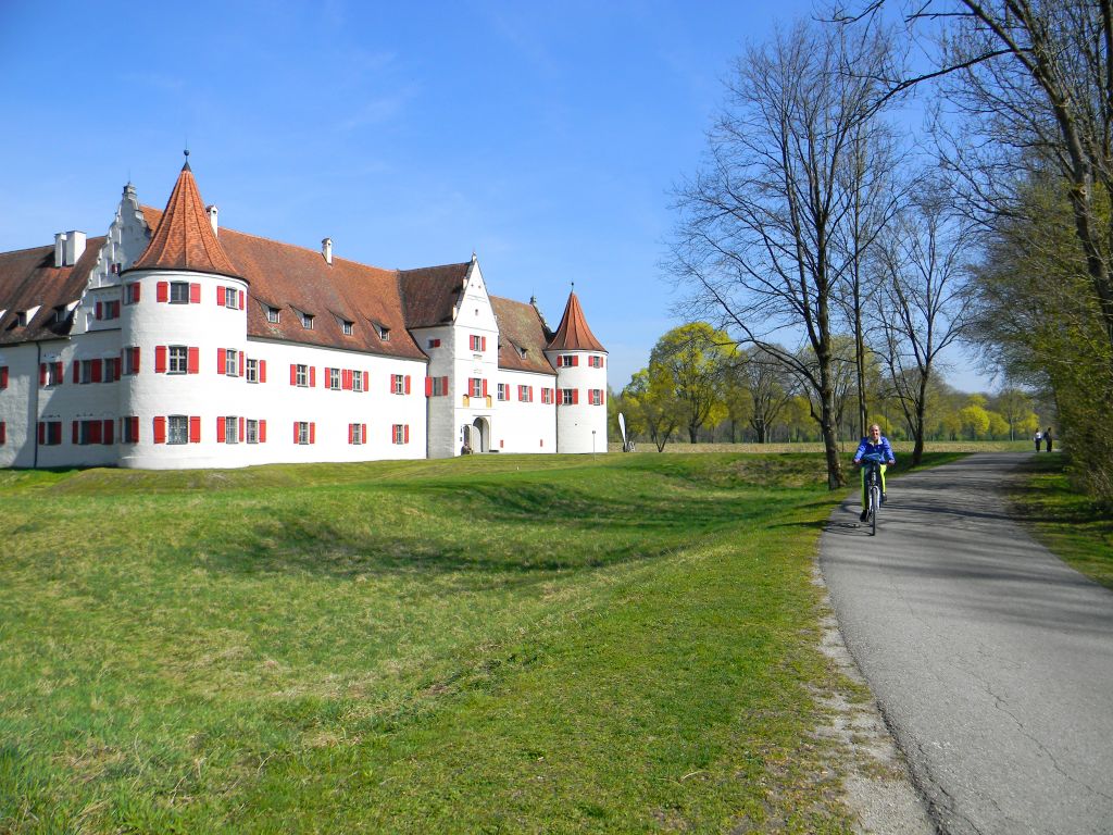Percorso ciclabile che attraversa il parco del Castello di Pappenheim, immerso nel verde.