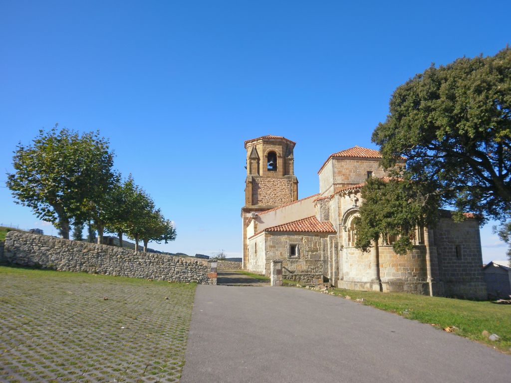 Chiesa antica in cima a una collina lungo il Cammino del Nord a Santiago di Compostela