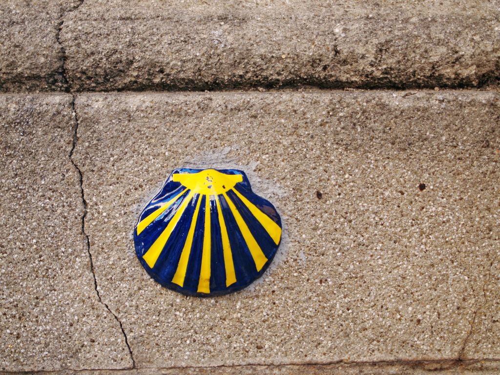 Conchiglia del Cammino su una parete lungo il percorso