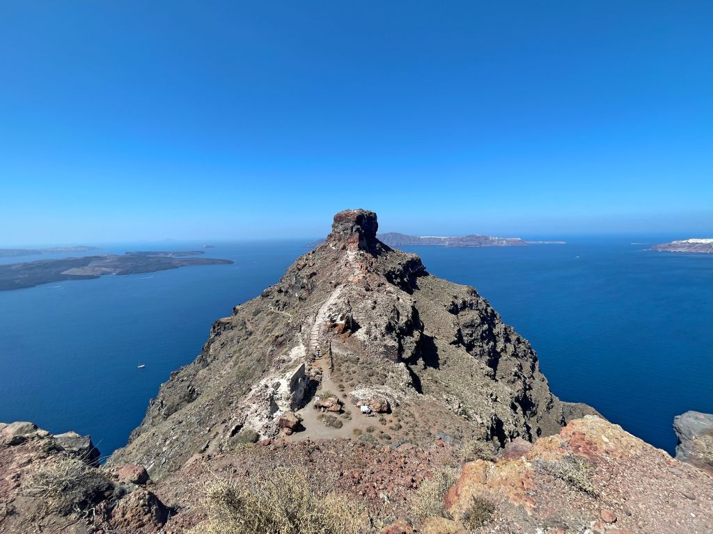 Vista dall'alto di una scogliera che si affaccia sul mare blu, Santorini, Grecia.