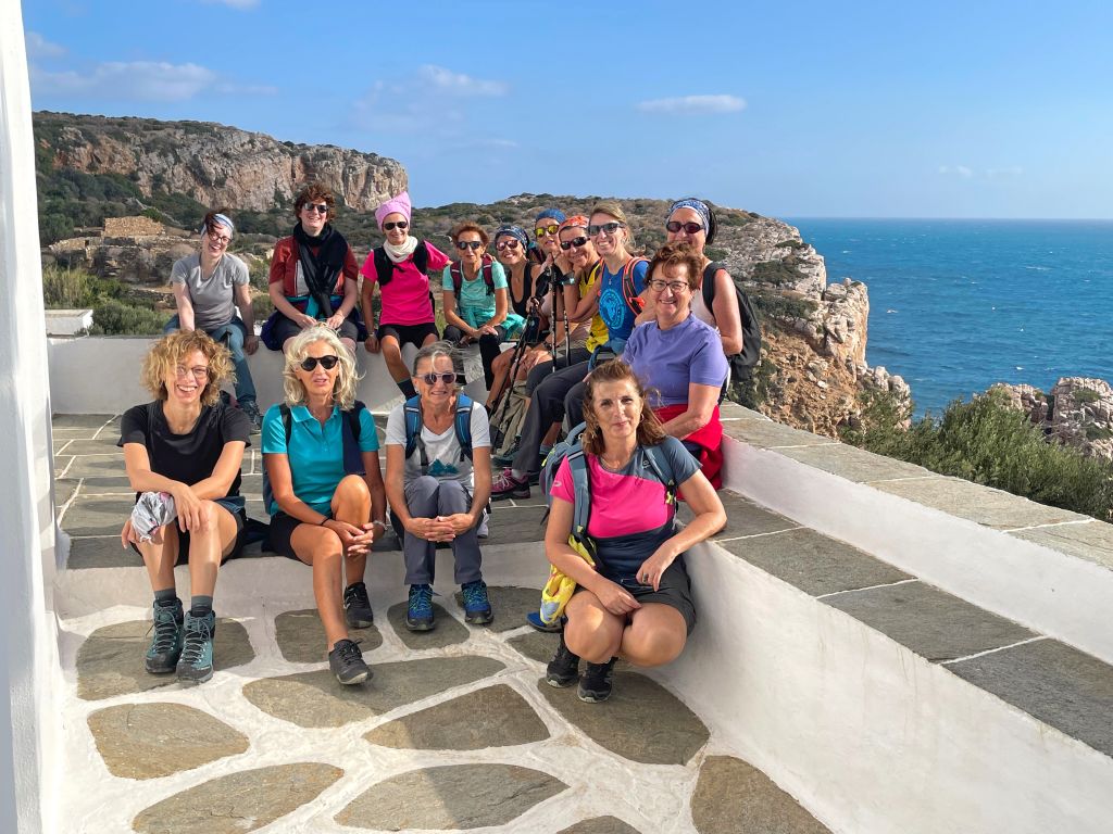 Gruppo di turisti su una terrazza panoramica a Mykonos, trekking in Grecia sulle Isole Cicladi