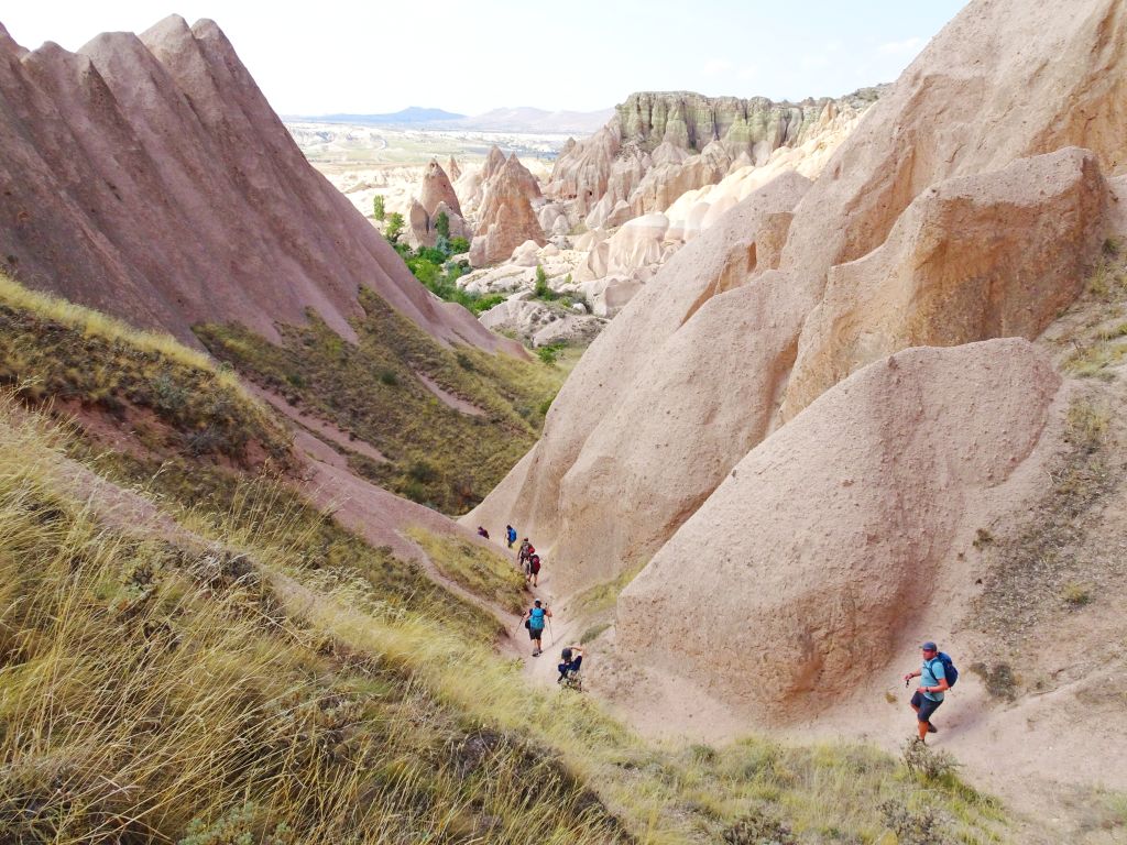 Paesaggio montuoso dalle tonalità rosse e rosa in Cappadocia.