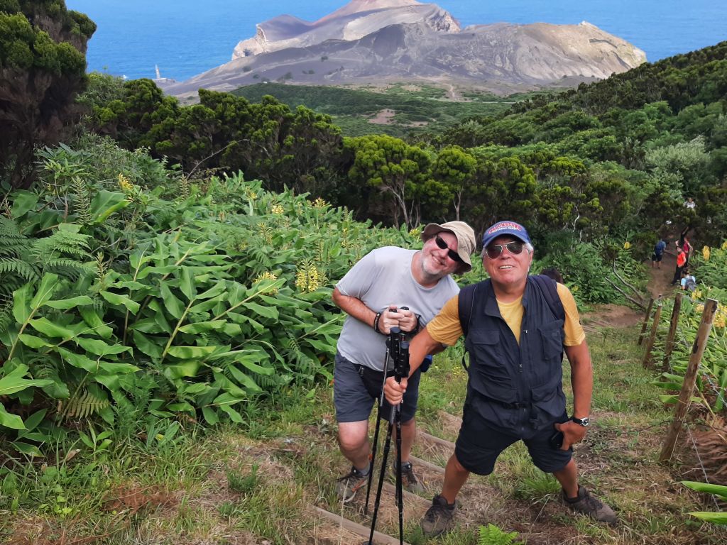 Camminatori tra la vegetazione lussureggiante dell’isola di São Jorge, Azzorre.