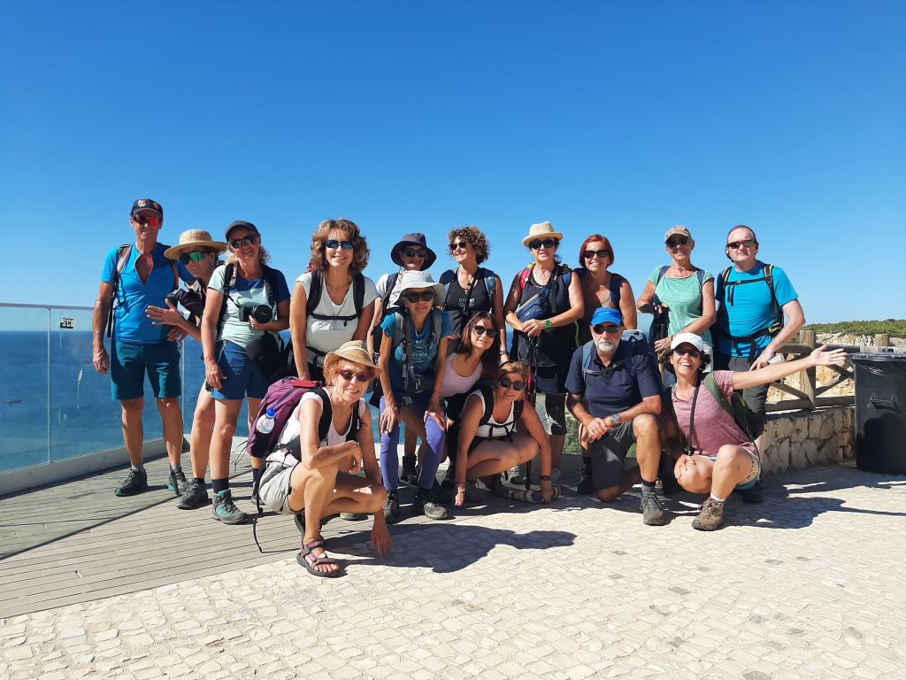 Gruppo in posa lungo la Rota Vicentina, circondato da paesaggi naturali e scogliere dell'Algarve, trekking in gruppo "Girolibero"