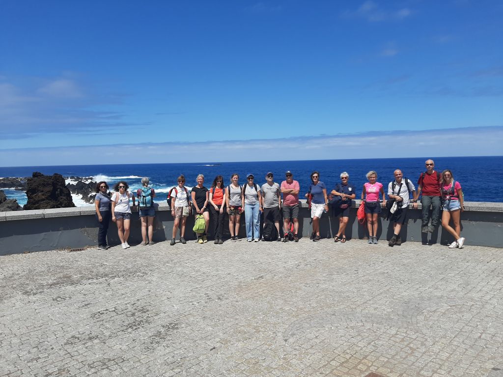 Turisti in un'area panoramica vicino all'oceano, Madeira