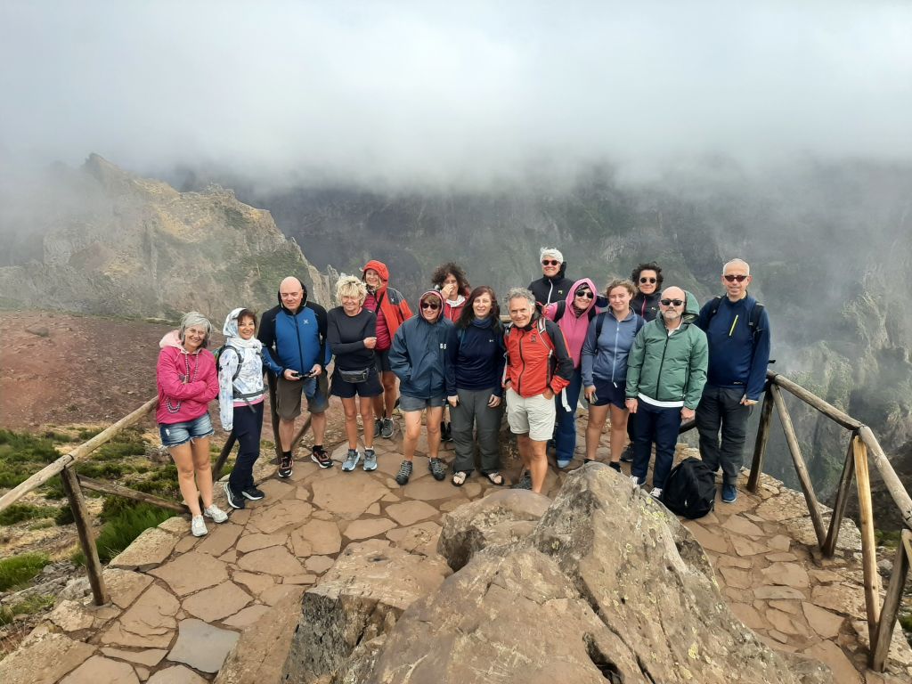 Gruppo di persone in cima a una montagna con nebbia, trekking "Girolibero" a Madeira