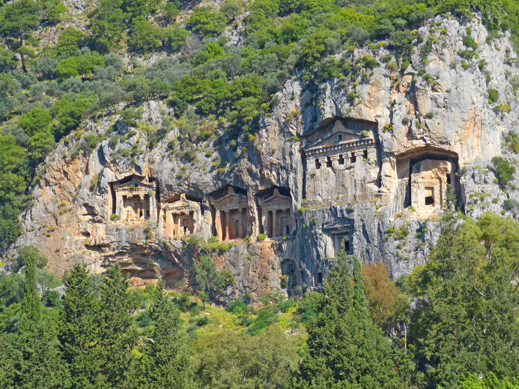 Parete rocciosa e rovine di antichi edifici in un contesto naturale, trekking in Turchia
