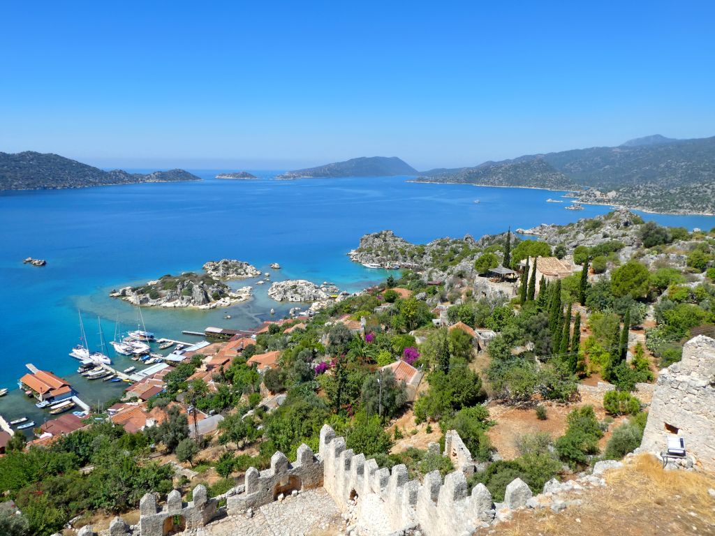 Veduta aerea di una costa con baie e isole.