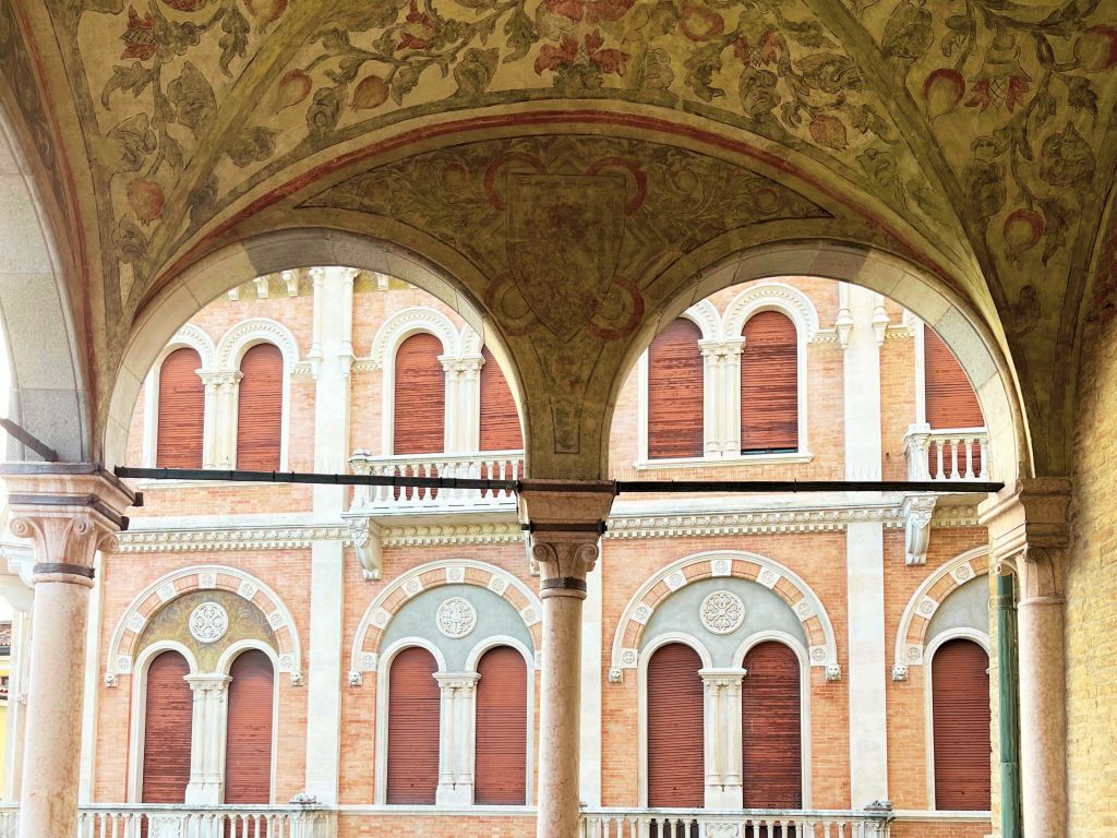 Vista dalle finestre di un edificio storico